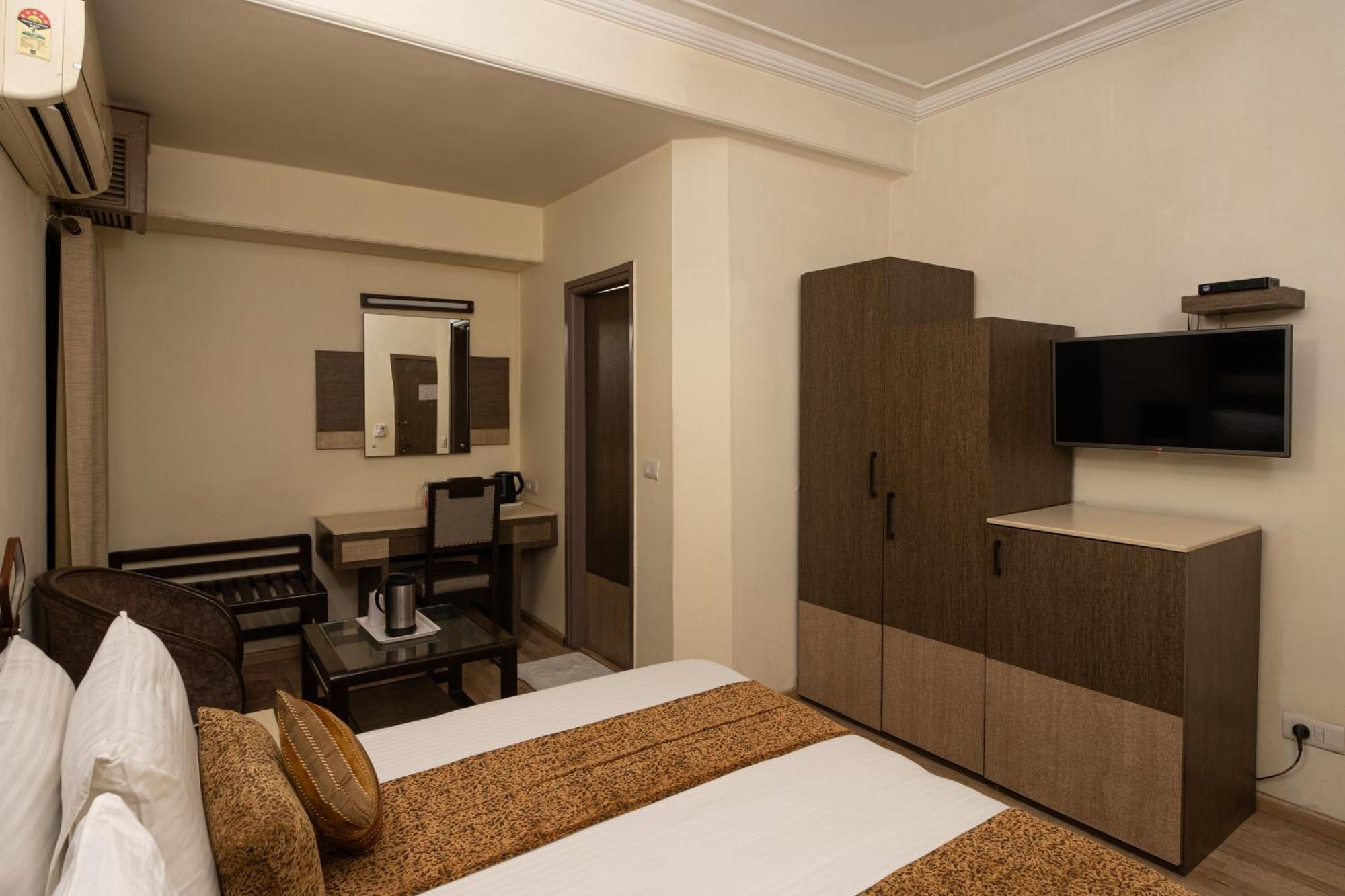 The Suncourt Hotel Yatri Delhi  Exterior photo